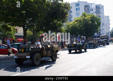 Poissy, Frankreich, 80 Jahre Befreiung von Poissy. Eine Parade mit originalen Kriegsfahrzeugen und Uniformen. Stockfoto