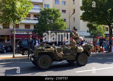 Poissy, Frankreich 09.01.2024. Eine Parade von originalen Militärfahrzeugen zum 80. Jahrestag der Befreiung von Poissy. Stockfoto