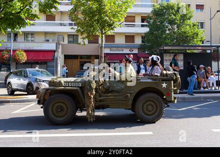 Poissy, Frankreich 09.01.2024. Eine Parade von originalen Militärfahrzeugen zum 80. Jahrestag der Befreiung von Poissy. Krankenschwestern in Uniform Stockfoto