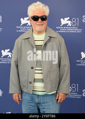 Venedig, Italien. September 2024. Der spanische Regisseur Pedro Almodovar nimmt am Montag, den 2. September 2024, beim 81. Filmfestival von Venedig in Venedig, Italien, Teil. Foto: Rune Hellestad/ Credit: UPI/Alamy Live News Stockfoto