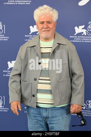 Venedig, Italien. September 2024. Der spanische Regisseur Pedro Almodovar nimmt am Montag, den 2. September 2024, beim 81. Filmfestival von Venedig in Venedig, Italien, Teil. Foto: Rune Hellestad/ Credit: UPI/Alamy Live News Stockfoto