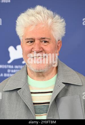 Venedig, Italien. September 2024. Der spanische Regisseur Pedro Almodovar nimmt am Montag, den 2. September 2024, beim 81. Filmfestival von Venedig in Venedig, Italien, Teil. Foto: Rune Hellestad/ Credit: UPI/Alamy Live News Stockfoto