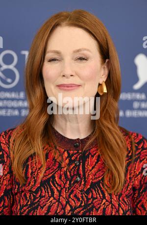 Venedig, Italien. September 2024. Die US-amerikanische Schauspielerin Julianne Moore nimmt am Montag, 2. September 2024, beim 81. Venedig Filmfestival in Venedig, Italien, Teil. Foto: Rune Hellestad/ Credit: UPI/Alamy Live News Stockfoto