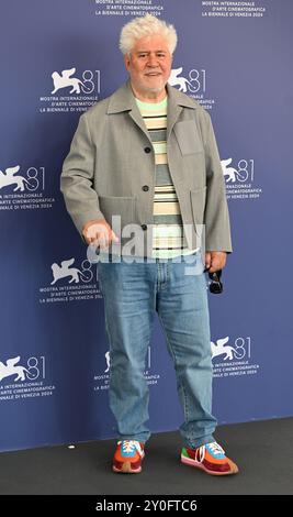 Venedig, Italien. September 2024. Der spanische Regisseur Pedro Almodovar nimmt am Montag, den 2. September 2024, beim 81. Filmfestival von Venedig in Venedig, Italien, Teil. Foto: Rune Hellestad/ Credit: UPI/Alamy Live News Stockfoto