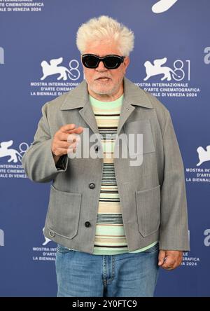 Venedig, Italien. September 2024. Der spanische Regisseur Pedro Almodovar nimmt am Montag, den 2. September 2024, beim 81. Filmfestival von Venedig in Venedig, Italien, Teil. Foto: Rune Hellestad/ Credit: UPI/Alamy Live News Stockfoto