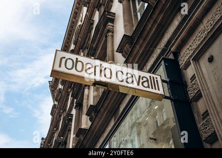Wien, Österreich - 5. August 2024: Das Zeichen der Boutique Roberto Cavalli im Zentrum von Wien Stockfoto