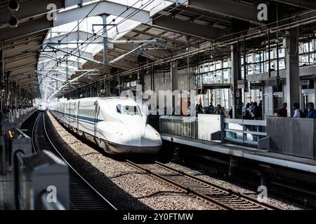 KYOTO, JAPAN - 13. MAI 2019: Ein Hochgeschwindigkeitszug von Shinkansen fährt in Japan an einen Bahnhof Stockfoto