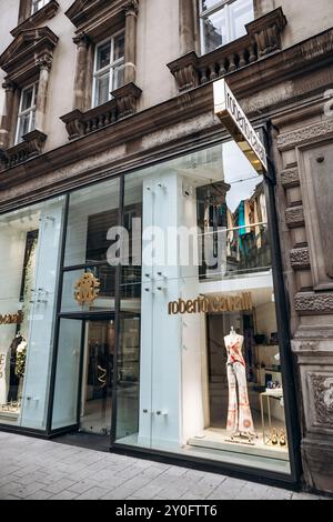 Wien, Österreich - 5. August 2024: Die Fassade der Boutique Roberto Cavalli im Zentrum von Wien Stockfoto