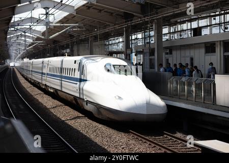 KYOTO, JAPAN - 13. MAI 2019: Ein Hochgeschwindigkeitszug von Shinkansen fährt in Japan an einen Bahnhof Stockfoto