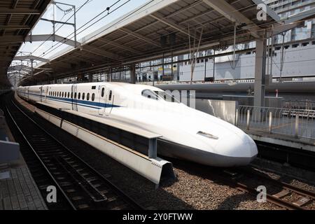 KYOTO, JAPAN - 13. MAI 2019: Ein Hochgeschwindigkeitszug von Shinkansen fährt in Japan an einen Bahnhof Stockfoto