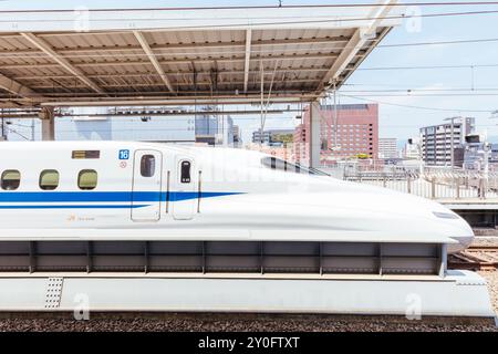 KYOTO, JAPAN - 13. MAI 2019: Ein Hochgeschwindigkeitszug von Shinkansen fährt in Japan an einen Bahnhof Stockfoto