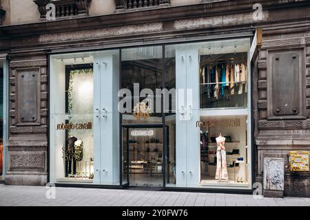Wien, Österreich - 5. August 2024: Die Fassade der Boutique Roberto Cavalli im Zentrum von Wien Stockfoto