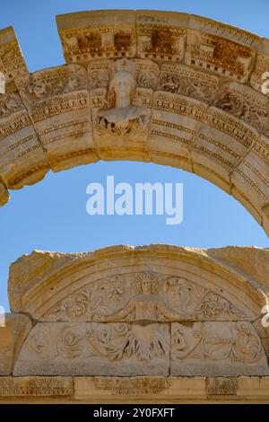 Seluk, Türkei - 30. August 2024: Detail des Hadriantempels in den Ruinen der antiken Stadt Ephesus in Seluk, Türkei. Stockfoto