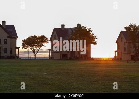 Ein Blick auf einige der Häuser in Fort Hancock mit Sonnenuntergang über der Bucht am 21. August 2024 Stockfoto