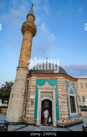 Izmir, Türkei - 1. September 2024: Konak-Moschee auf dem Konak-Platz in Izmir, Türkei. Stockfoto