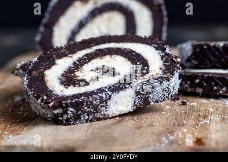 Aus zwei Schichten Kuchen, Schokoladenkuchen mit Schokoladenschwamm und Cremefüllung Stockfoto