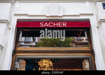 Wien, Österreich - 5. August 2024: Das Zeichen des berühmten Cafés Sacher in Wien Stockfoto