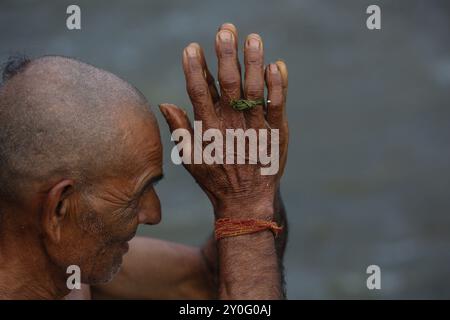 2. September 2024: Ein älterer Mann betet am Flussufer in Kathmandu, Nepal am 2. September 2024 religiöse Rituale für verstorbene Väter. Kuse Aunsi ist ein hinduistisches Festival, bei dem Väter geehrt werden, ob sie leben oder vergangen sind. (Kreditbild: © Sunil Sharma/ZUMA Press Wire) NUR REDAKTIONELLE VERWENDUNG! Nicht für kommerzielle ZWECKE! Stockfoto