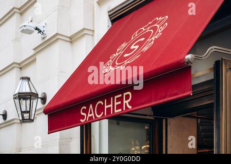 Wien, Österreich - 5. August 2024: Das Zeichen des berühmten Cafés Sacher in Wien Stockfoto