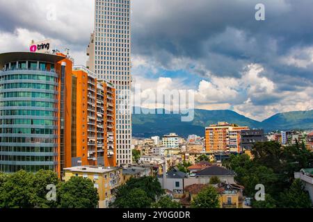 Tirana, Albanien - Mai 30 2024. Tirana von der Spitze der Tirana-Pyramide aus gesehen, mit Blick auf die Skanderbeg-Berge. Das Europäische Handelszentrum links Stockfoto