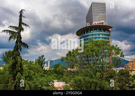 Tirana, Albanien - Mai 30 2024. Tirana von der Spitze der Tirana-Pyramide aus gesehen, mit Blick auf die Skanderbeg-Berge. Europäisches Handelszentrum rechts Stockfoto