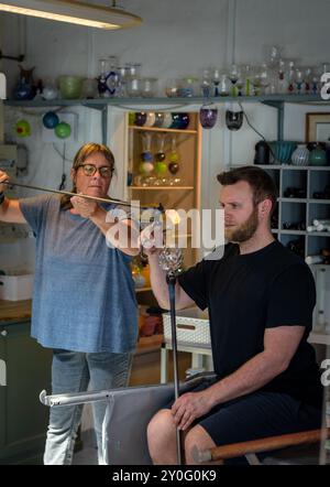 Die Mitarbeiter der Glashütte konzentrierten sich auf die Arbeit in der Glashütte Gudhjem (Glasrogeri), Bornholm Island, Dänemark Stockfoto