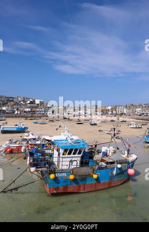 St. Ive's Harbour and Beach, St. Ive's Cornwall, Großbritannien an einem heißen Sommertag. Stockfoto