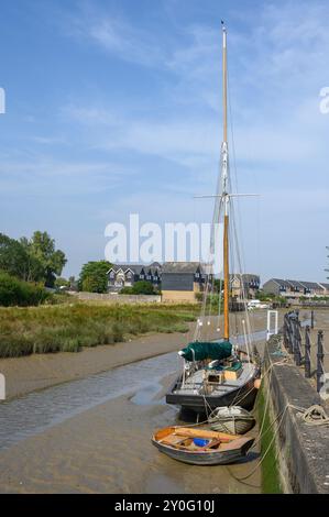 Faversham, Kent, Großbritannien. Boote, die bei Ebbe im Faversham Creek vor der Mündung der Themse anlegen Stockfoto