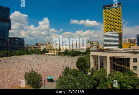 Skanderbeg-Platz in Tirana, Albanien, von der Spitze des Uhrenturms über dem Dach der Ethem-Bey-Moschee aus gesehen. National History Museum Zentrum, Augen von Tirana links Stockfoto