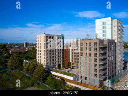 Appartementblöcke unterschiedlicher Höhe. Osier Way, London, Großbritannien. Architekt: Waugh Thistleton Architects, 2024. Stockfoto