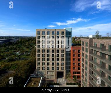 Appartementblöcke unterschiedlicher Höhe. Osier Way, London, Großbritannien. Architekt: Waugh Thistleton Architects, 2024. Stockfoto