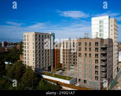 Appartementblöcke unterschiedlicher Höhe. Osier Way, London, Großbritannien. Architekt: Waugh Thistleton Architects, 2024. Stockfoto