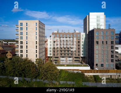 Appartementblöcke unterschiedlicher Höhe. Osier Way, London, Großbritannien. Architekt: Waugh Thistleton Architects, 2024. Stockfoto