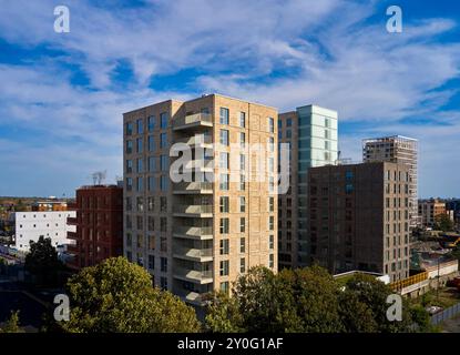 Appartementblöcke unterschiedlicher Höhe. Osier Way, London, Großbritannien. Architekt: Waugh Thistleton Architects, 2024. Stockfoto