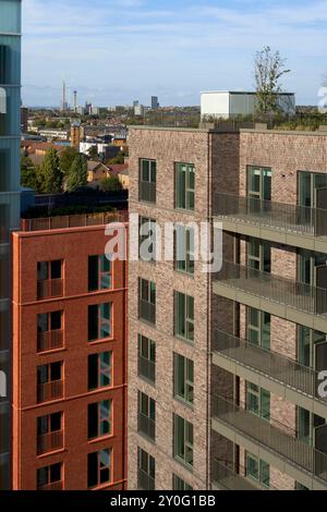 Apartmentblöcke unterschiedlicher Höhe mit Dachgarten. Osier Way, London, Großbritannien. Architekt: Waugh Thistleton Architects, 2024. Stockfoto