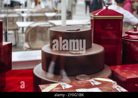 Wien, Österreich - 5. August 2024: Die berühmte Sachertorte im Café Sacher in Wien Stockfoto