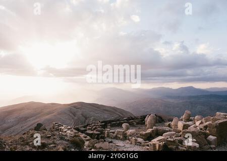 Alte Statuen auf dem Nemrut Berg in Adiyaman, Türkei. Das UNESCO-Weltkulturerbe. Grab des Königs Antiochus von Commagene. Stockfoto