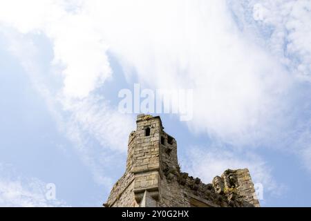 Foto der schönen Stadt Middleham in Leyburn in North Yorkshire in Großbritannien, das das historische britische Middleham Castle an einem sonnigen Tag in den s zeigt Stockfoto