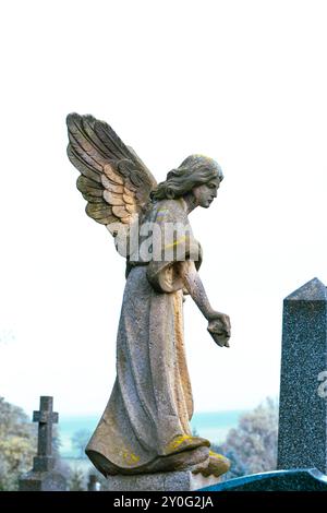 Großer Status auf dem Friedhof Stockfoto