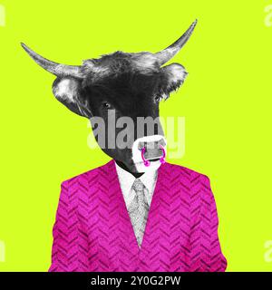 Tierische zeitgenössische Kunstcollage. Ein modischer Stier mit Piercings in einer rosa Jacke. Stockfoto