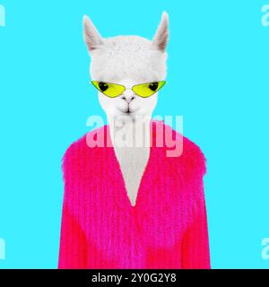 Tierische zeitgenössische Kunstcollage. Moderne Kunstcollage. Ein modisches Lama mit Brille und rosa Pelzmantel. Stockfoto