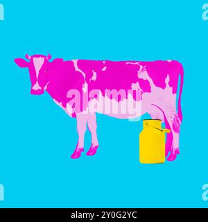Tierische zeitgenössische Kunstcollage. Moderne Kunstcollage. Rosafarbene Kuh auf blauem Hintergrund mit gelbem Eimer. Stockfoto