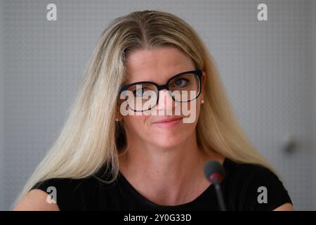 Dresden, Deutschland. September 2024. Susanne Schaper, Landesvorsitzende der Linken Sachsen, spricht auf einer Pressekonferenz nach der landtagswahl in Sachsen im sächsischen landtag. Robert Michael/dpa/Alamy Live News Stockfoto