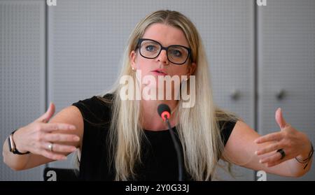 Dresden, Deutschland. September 2024. Susanne Schaper, Landesvorsitzende der Linken Sachsen, spricht auf einer Pressekonferenz nach der landtagswahl in Sachsen im sächsischen landtag. Robert Michael/dpa/Alamy Live News Stockfoto