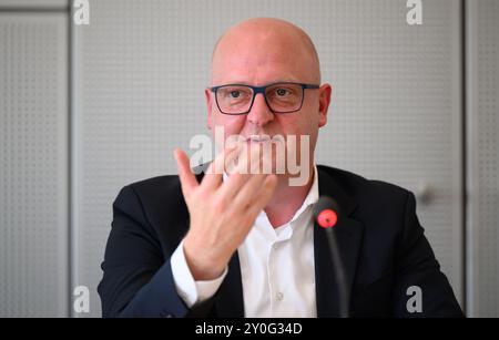 Dresden, Deutschland. September 2024. Henning Homann (SPD), einer der Vorsitzenden der Sächsischen SPD, spricht auf einer Pressekonferenz nach der landtagswahl in Sachsen im Sächsischen landtag. Robert Michael/dpa/Alamy Live News Stockfoto