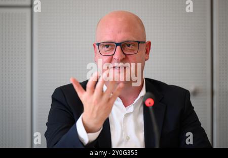 Dresden, Deutschland. September 2024. Henning Homann (SPD), einer der Vorsitzenden der Sächsischen SPD, spricht auf einer Pressekonferenz nach der landtagswahl in Sachsen im Sächsischen landtag. Robert Michael/dpa/Alamy Live News Stockfoto