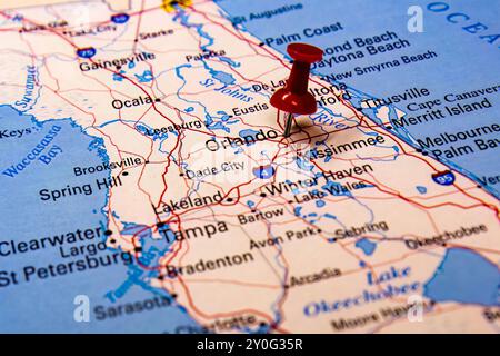 Roter Daumen auf der Straßenkarte, die Orlando, Florida, hervorhebt Stockfoto