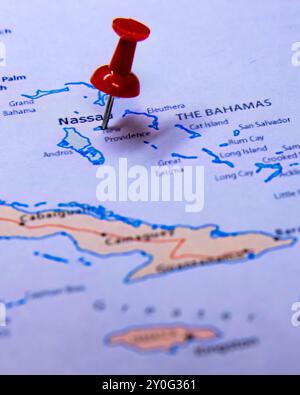 Roter Daumen auf der Straßenkarte, die Nassau, Bahamas, hervorhebt Stockfoto