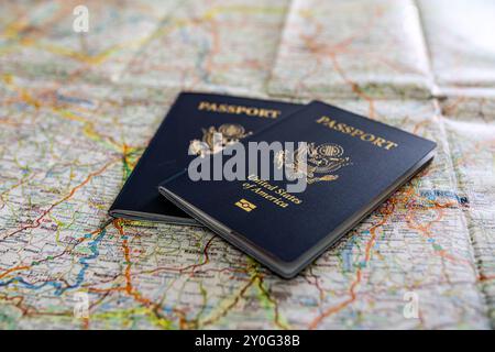 Amerikanische Pässe auf der Straßenkarte Stockfoto