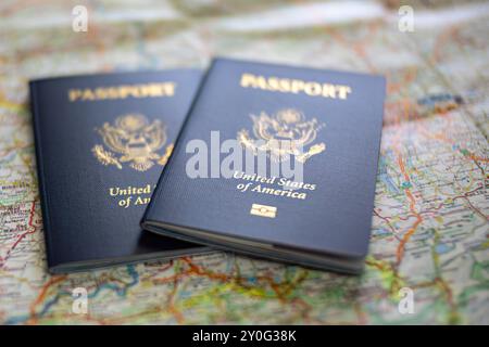 Amerikanische Pässe auf der Straßenkarte Stockfoto